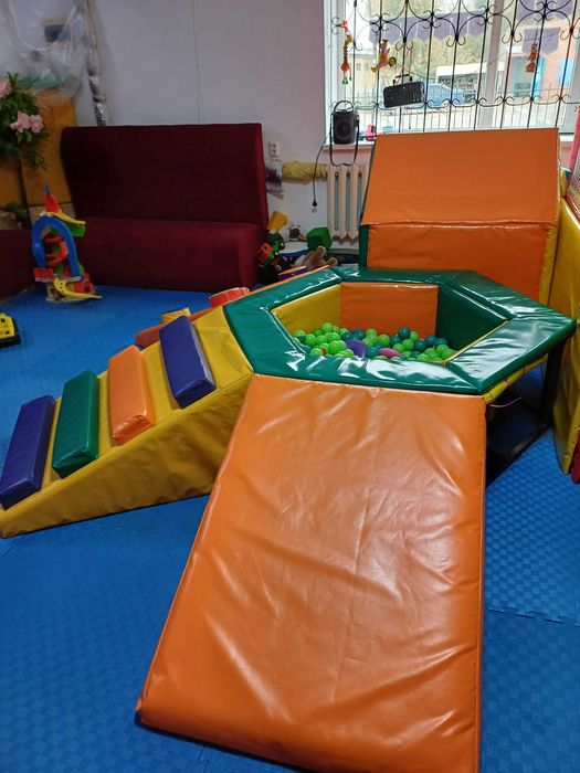 Лабиринт ÷два батута