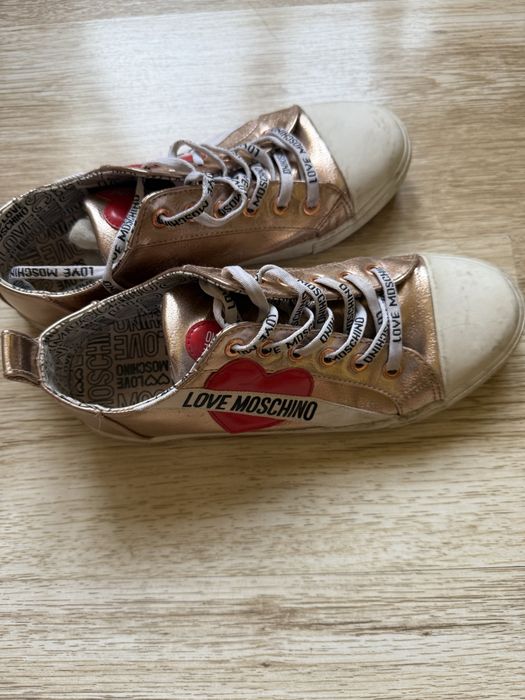Оригинални сникърси Москино.
