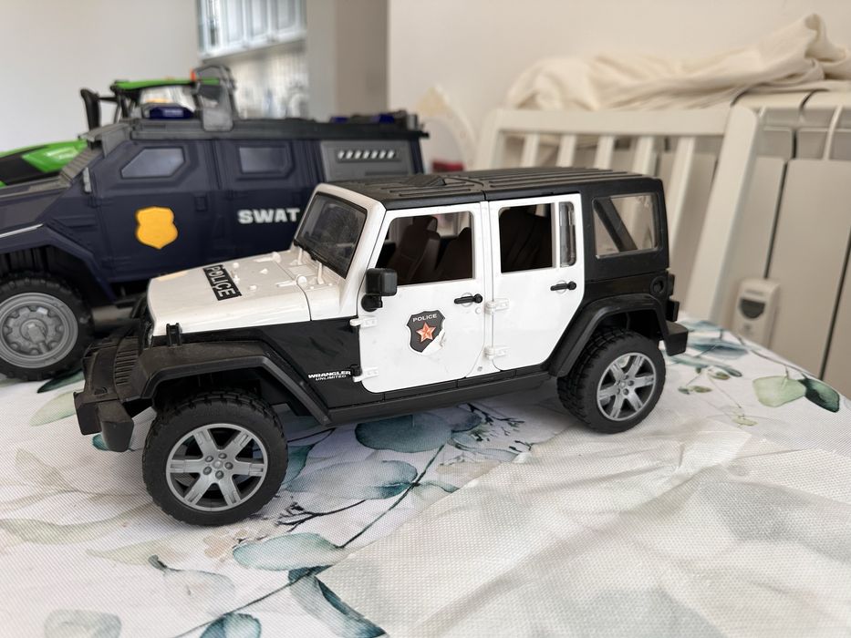 Mașină de Poliție Bruder 02526 Jeep Wrangler + Figurină Ofițer