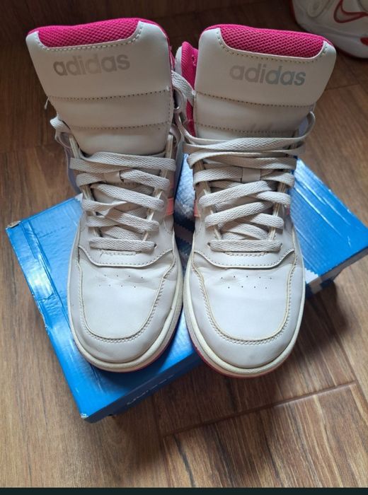 Vând ghete marca Adidas