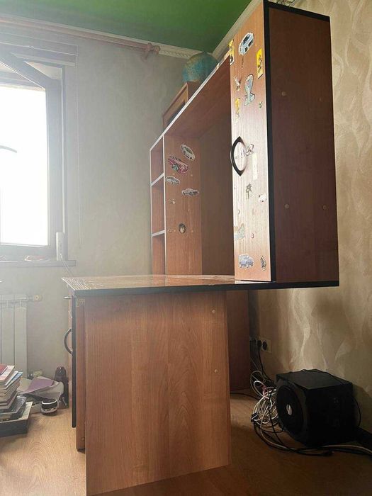 Компьютерный стол с полками