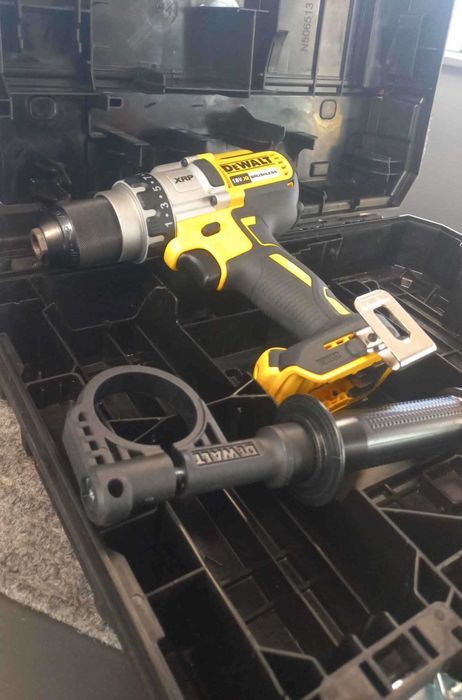 RESIGILAT - Masina de gaurit si insurubat Dewalt DCD991NT