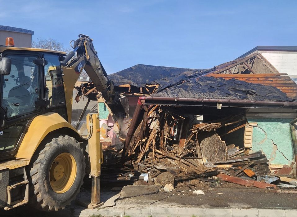 Evacuam moloz. Demolari. Pamant vegetal