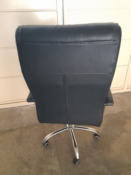 Продаются офисное кресло в нормальной состоянии.