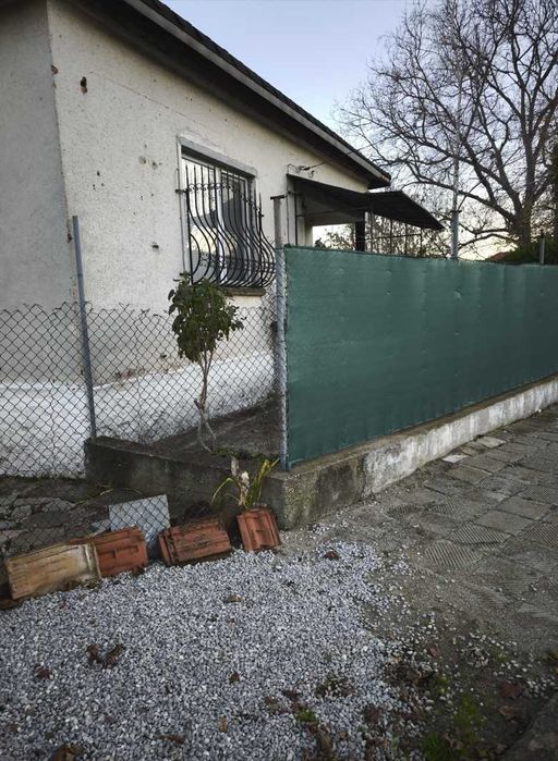 Къща с басейн и просторен двор в с. Скравена.