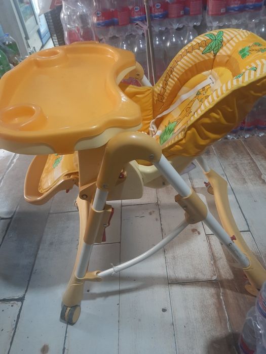 Сотилади стулчик  болалар овкатланиши учун гилдиракли кам ишлатилган