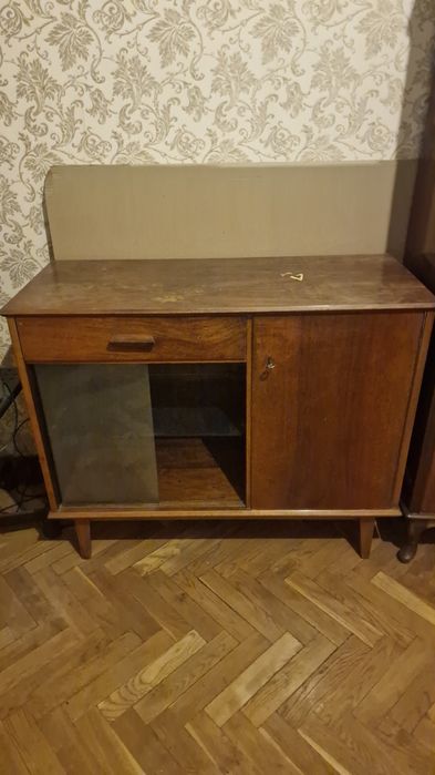 Продам старинный комод с выдвижным ящиком