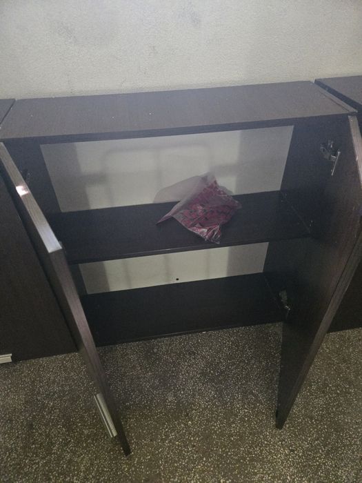 Mobilă cu rafturi