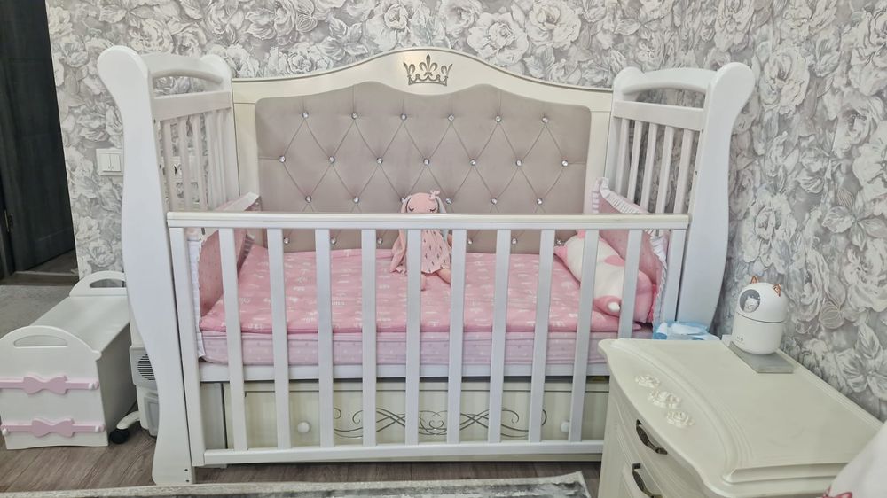 Продам кроватку и комод