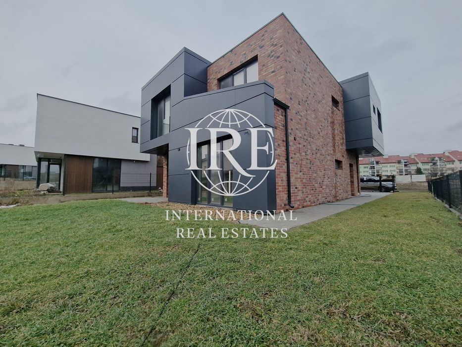 Иновативна двуетажна къща! Луксозен имот! На минути от морето и плажа!