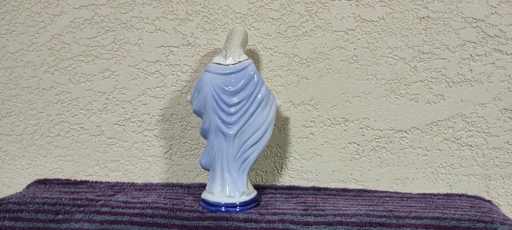 Дева Мария статуэтка фарфоровая высота 15си.