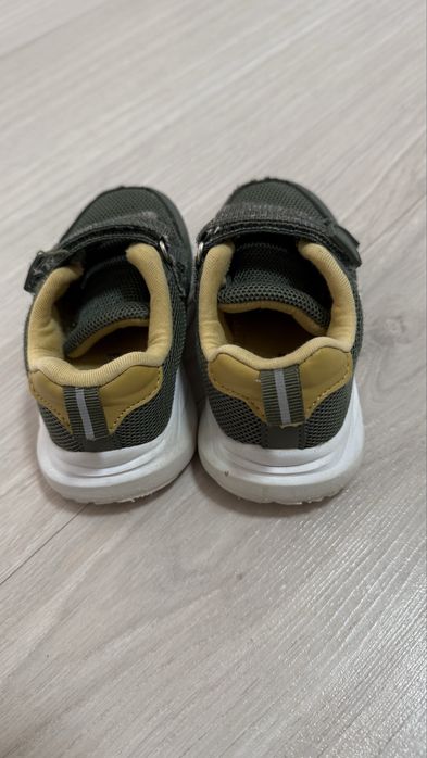 Продам кроссовки на мальчика 23 р