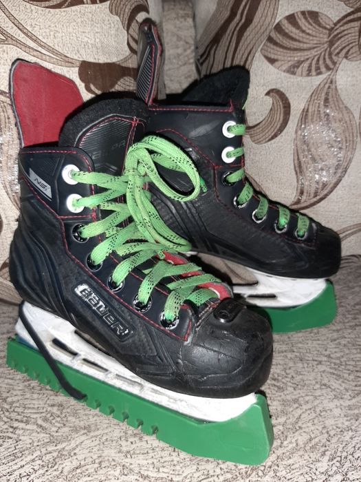 Продам хоккейные коньки
