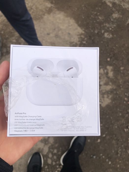 AirPods Pro 2 MagSafe Charging Case