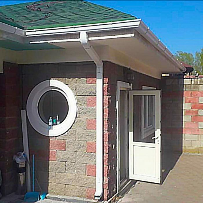 Установка водостоков , карнизы