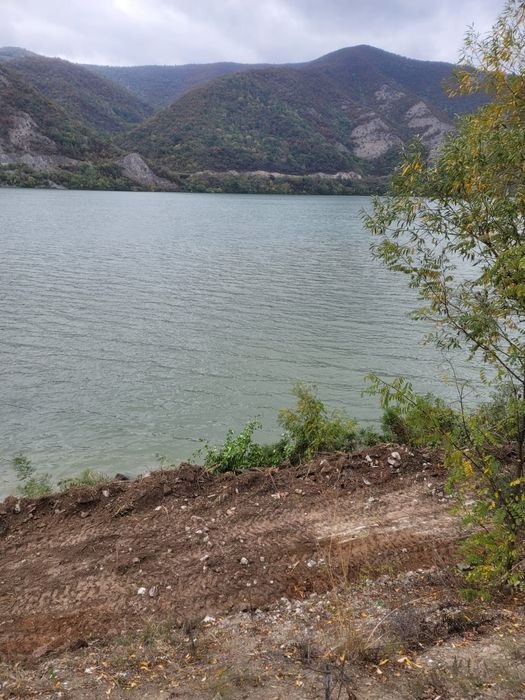 Vand teren intravilan pe malul Dunarii zona Svinita Berzasca , Clisura