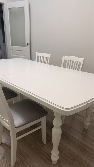Продам обеденный стол и 8 стульев