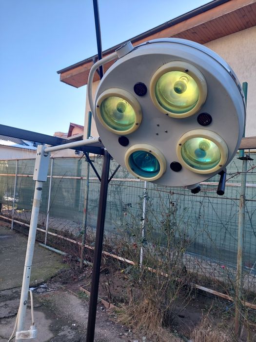 Lampa veche fără umbra de operatii
