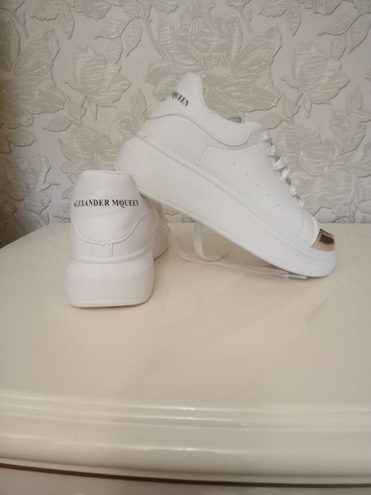 Женские кроссовки