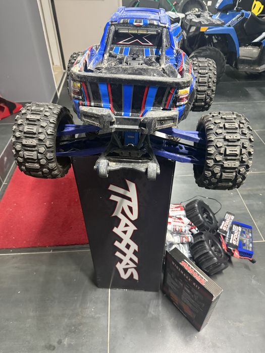Traxxas X-Maxx Ultimate 8S + 2 LiPo 6700mAh + încărcător dual + roți paddle + WideMaxx