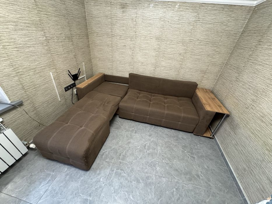 Продам диван угловой со столиком