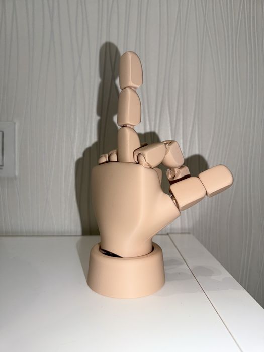 Подвижная статуэтка руки