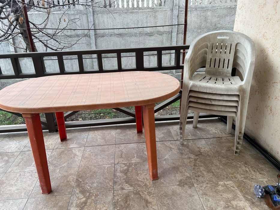 Пластиковый стол со стульями