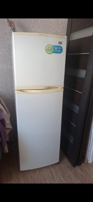 Продаи 2-х камерный холодильник