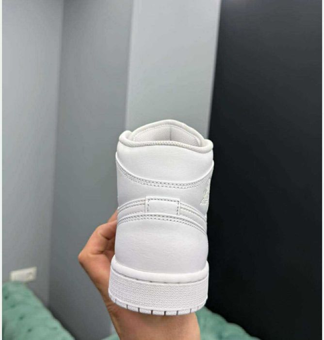 Adidasi Nike Jordan Mid 1