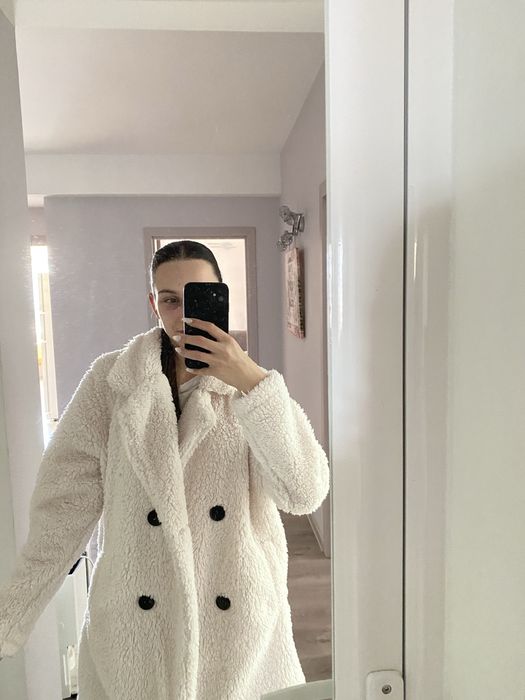 Зимно бяло палто