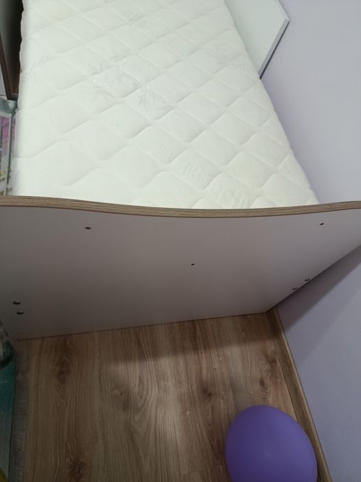 Продавам легло с матрак и подматрачна рамка