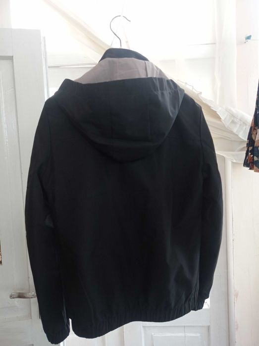 Хорошая куртка-ветровка с мехом