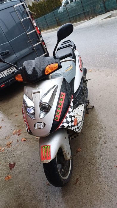 vand scuter model chinezesc in 4 timpi