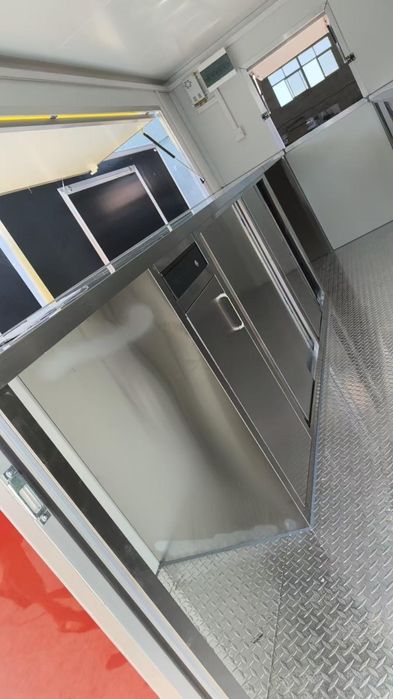 Стационарна Каравана за храна Чисто нова