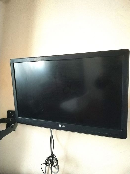 Телевизор LG със стойка за стена.