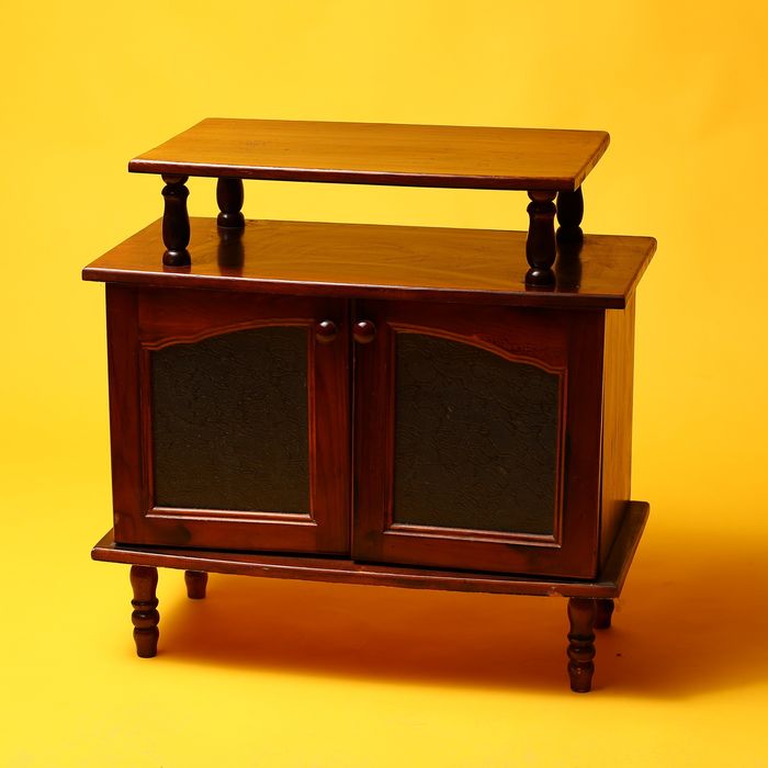 Красиво дървено шкафче