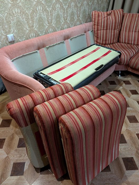 Мягкий угловой диван.