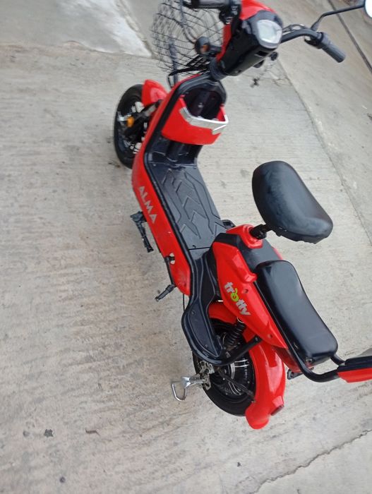 Vând scuter electric moped