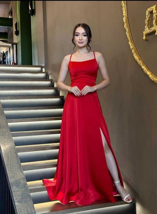 Платье  красное с вырезом в ноге