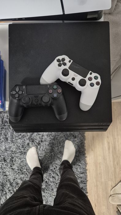 PlayStation 4 Pro 1TB + 2 Controllere + Cooler/Stand Încărcare + 6Joc
