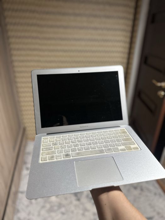 MacBook Air 13” (Early 2015) — почти новый, 23 цикла