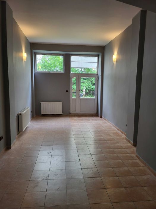 Vând spațiu comercial