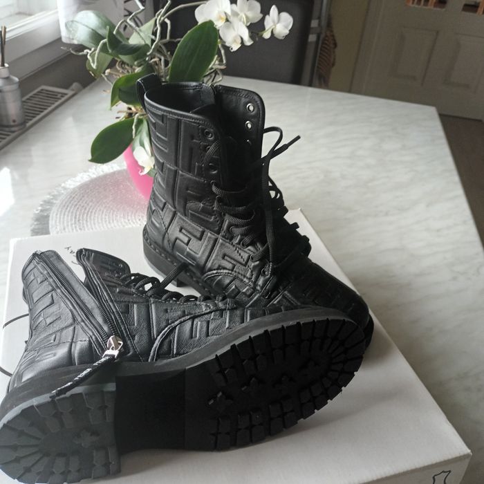 Vând Ghete Fendi noi fără eticheta.pret de magazin 760euro