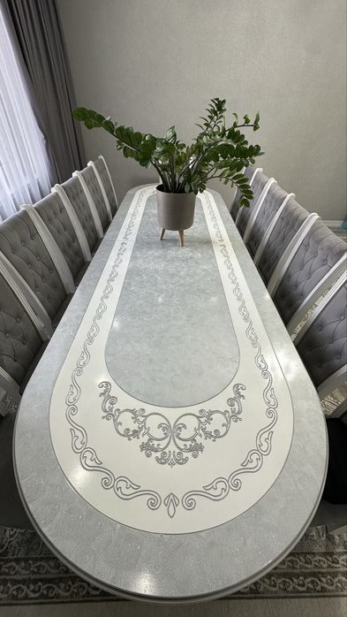 Стол с 16 стульями