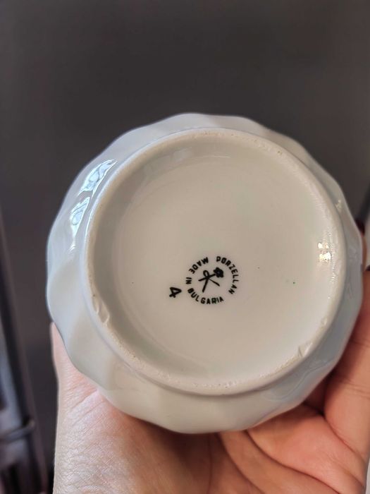 порцеланови чаши за кафе с чинийки, захарница и каничка