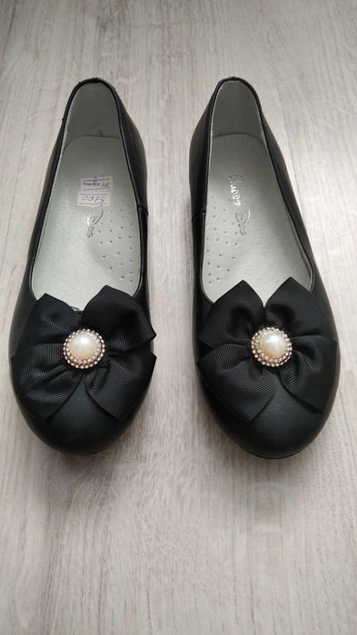 Школьные туфли на девочку.