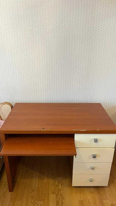 Стол офисный с полками