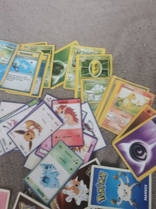 Cărți Pokemon vintage de colecție