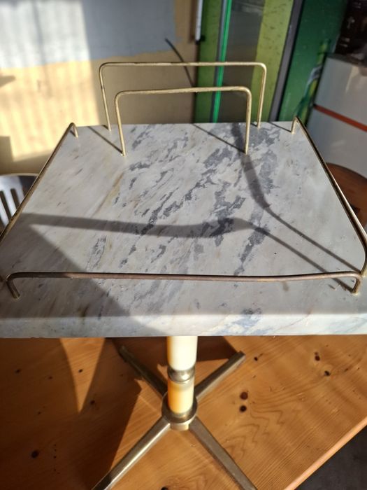 Продавам масичка орнаменти месинг и мраморен плот в много зпазен вид.