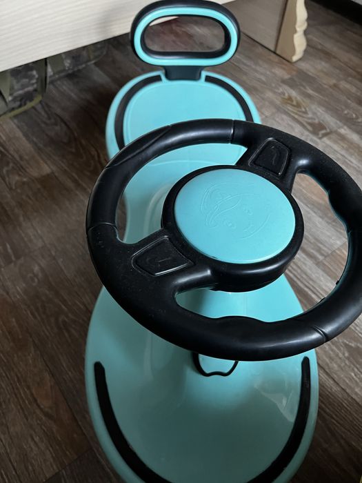 Продам детскую машинку толокар